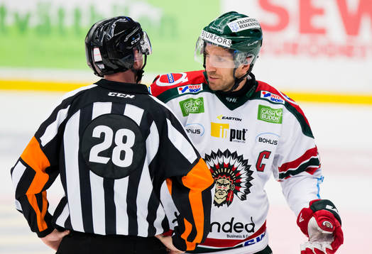 Domare Mikael Holm i samtal med Frölundas Joel Lundqvist