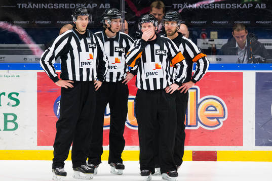 Domarna Andreas Malmqvist, Emil Wernström, Mikael Holm och
