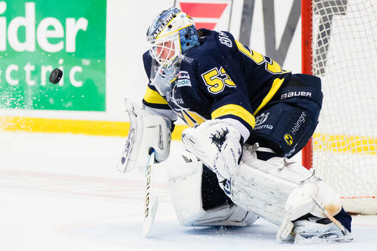 s målvakt Fredrik Pettersson-Wentzel med koll på pucken