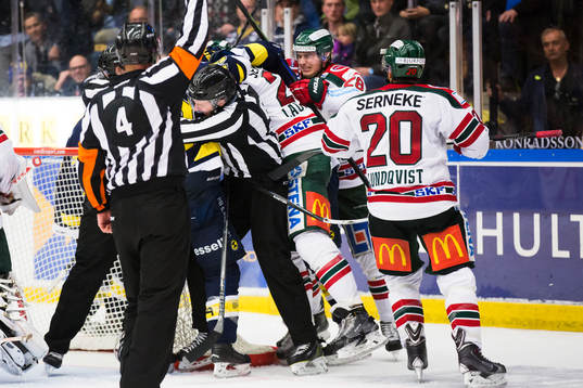 s Chris Abbott (syns ej i bild) får matchstraff för