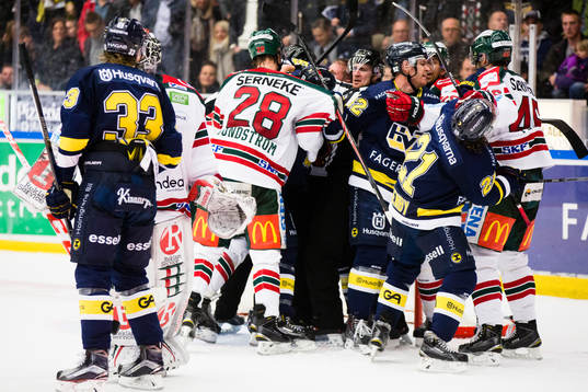 s Chris Abbott (syns ej i bild) får matchstraff för