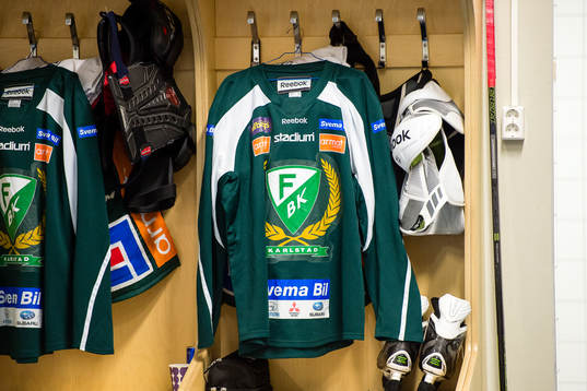 Färjestadströja hänger i omklädningsrummet