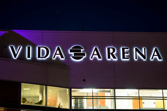 Vida arena exteriör upplyst