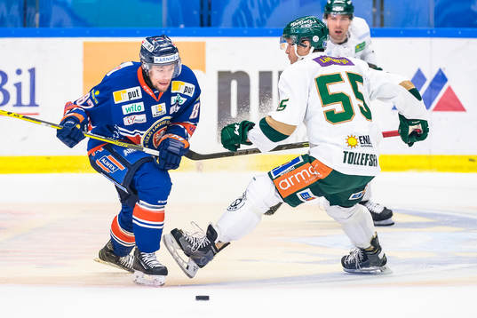 Färjestads Ole-Kristian Tollefsen tacklar Växjös Robert