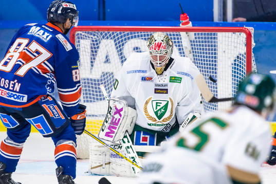 Växjös Robert Rosén skjuter pucken i mål till 2-0 bakom