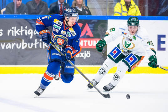 Växjös Ville Varakas jagas av Färjestads Johan Persson