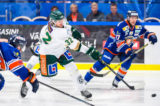 Färjestads Magnus Nygren skjuter ett skott