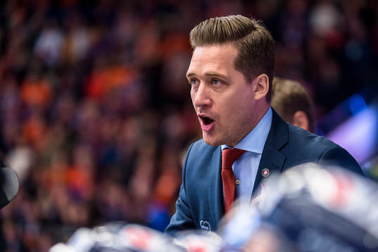 Växjös tränare Sam Hallam skriker