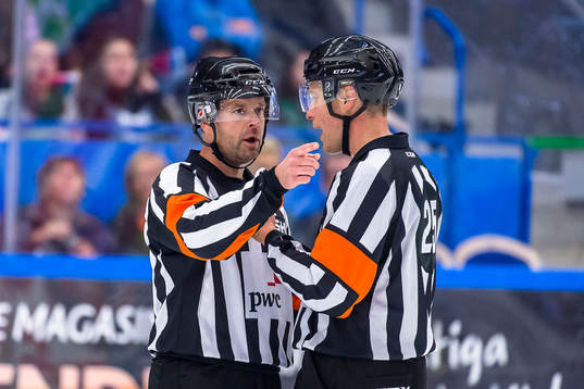 Domare Patrik Sjöberg och Tobias Björk pratar