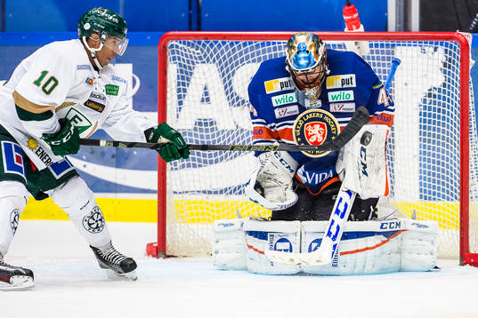 Färjestads Robbie Earl försöker styra pucken, Växjös
