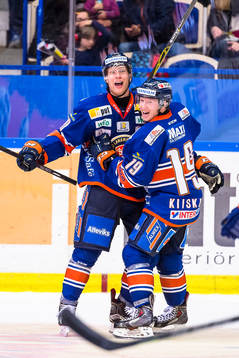 Växjös Richard Gynge och Tuomas Kiiskinen jublar