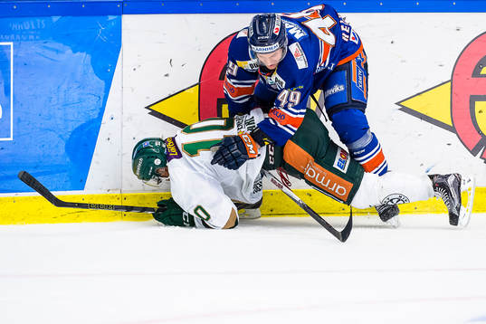Växjös Ilkka Heikkinen trycker ner Färjestads Robbie Earl