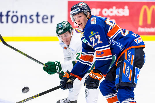 Växjös Gustav Rydahl och Färjestads John Persson jagar