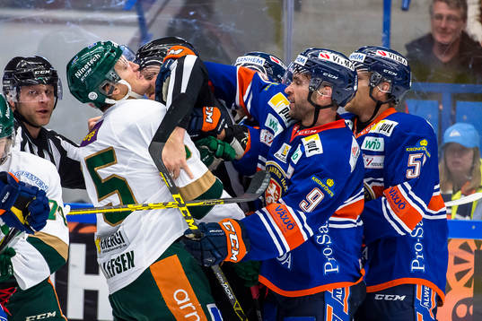 Gruff mellan Färjestads Ole-Kristian Tollefsen och