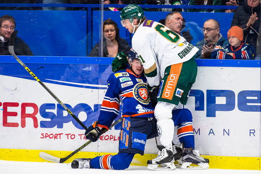 Färjestads Daniel Gunnarsson trycker ner Växjös Gustav
