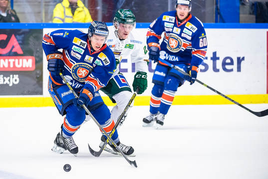 Växjös Ville Varakas jagas av Färjestads Johan Persson