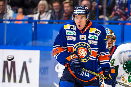 Växjös Ville Varakas fokuserar på pucken