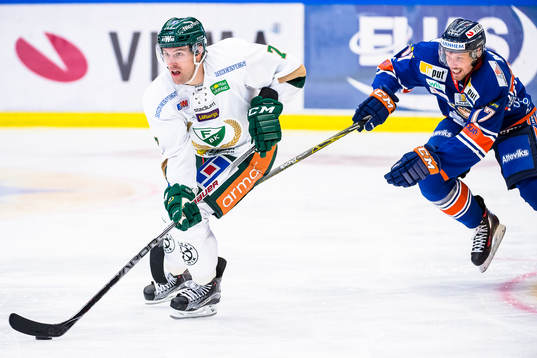 Färjestads Jonas Holös jagas av Färjestads Alexander