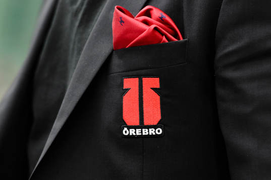 Örebros klubbmärke på en kavaj