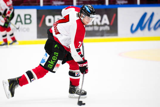 Malmö Redhawks Nils Andersson värmer upp strax innan