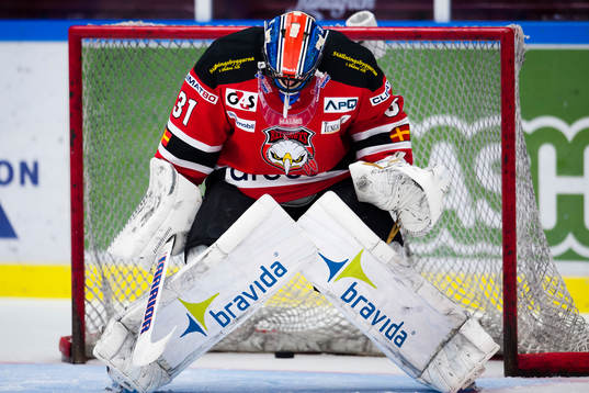 Malmö Redhawks målvakt Mika Noronen tittar