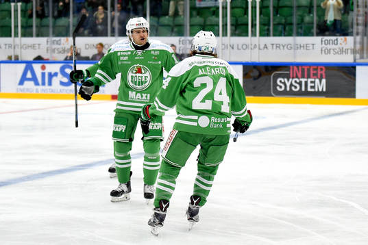 Rögles Dominik Granak jublar med Alex Aleardi (vänd från