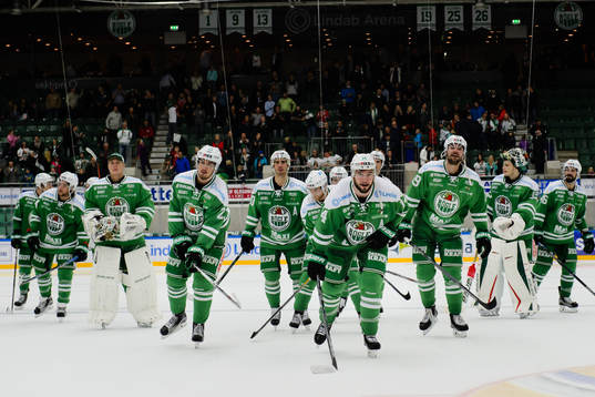 Rögles spelare jublar och tackar sina supporters