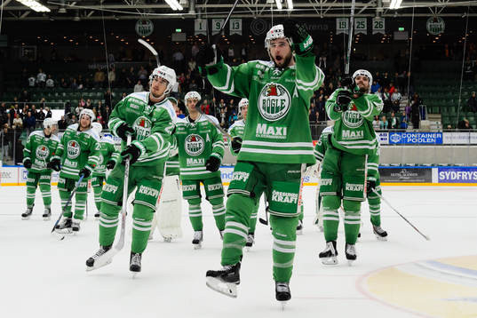 Rögles spelare jublar och tackar sina supporters
