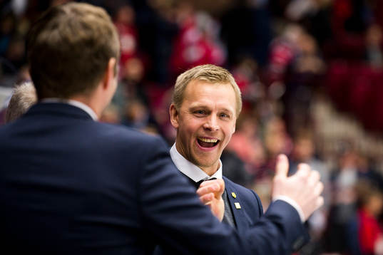 Skellefteås tränare Stefan Klockare jublar