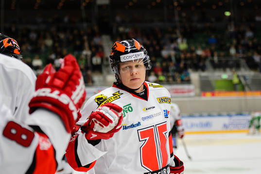 Örebros Daniel Viksten firar med båset