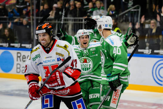 Rögles Partik Cehlin firar Rögles Jesper Jensen