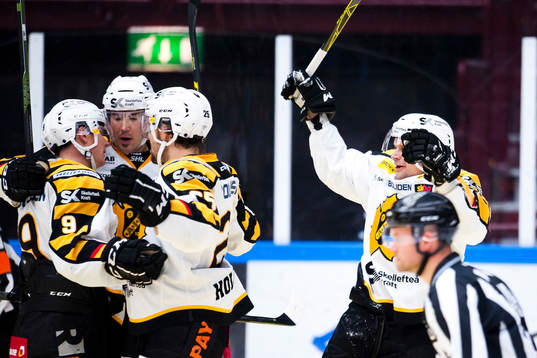 Skellefteås Patrik Zackrisson kramas av lagkamrater