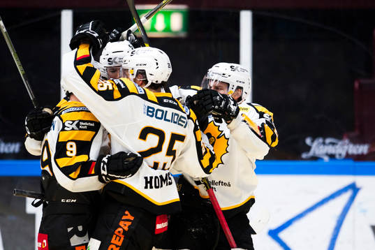Skellefteås Patrik Zackrisson kramas av lagkamrater