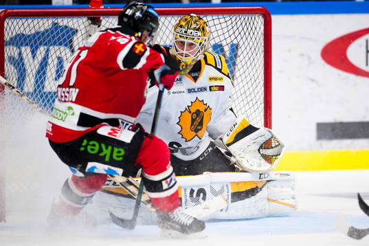 Malmö Redhawks Björn Svensson framför Skellefteås