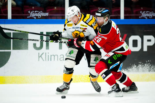 Skellefteås Patrik Zackrisson kämpar mot Malmö Redhawks