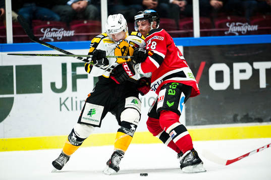 Skellefteås Patrik Zackrisson kämpar mot Malmö Redhawks