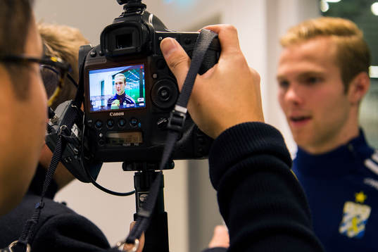 Gustav Engvall blir intervjuad av media