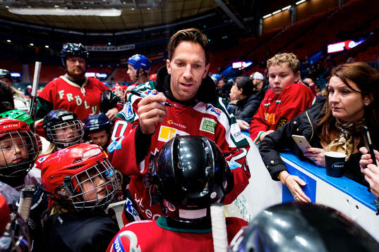Frölundas Joel Lundqvist skriver autografer när Frölunda