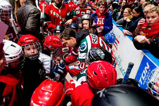 Frölundas Joel Lundqvist skriver autografer när Frölunda