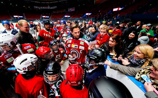 Frölundas Joel Lundqvist skriver autografer när Frölunda