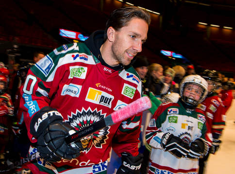 Joel Lundqvist kliver på isen när Frölunda deltar i