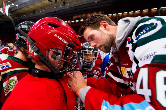Christoffer Persson skriver autografer när Frölunda