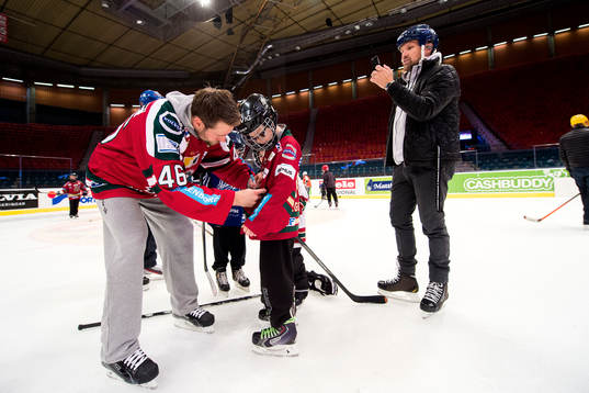 Christoffer Persson skriver autografer och GPs fotograf