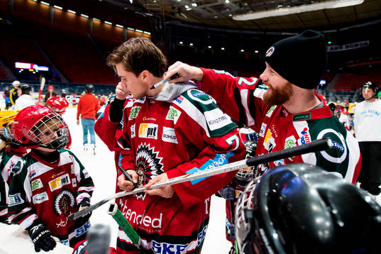 Robin Figren och Henrik Tömmernes skriver autografer när