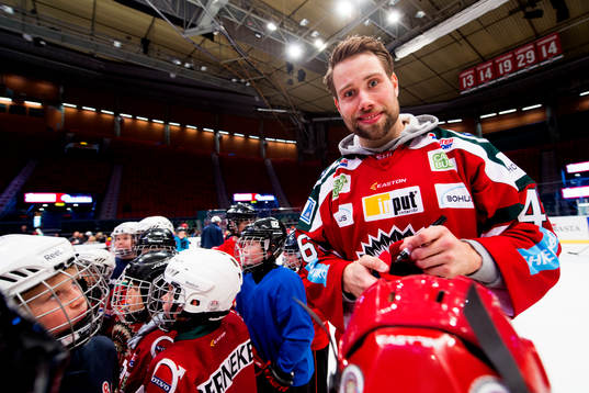 Christoffer Persson skriver autografer när Frölunda