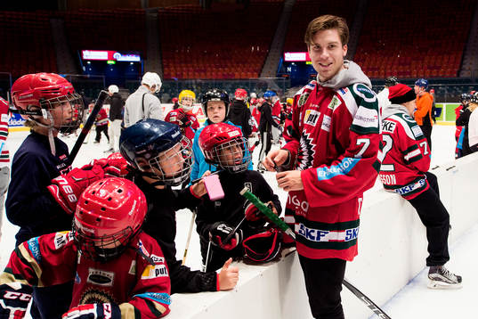 Henrik Tömmernes skriver autografer när Frölunda deltar