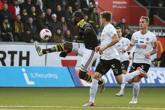 s Henok Goitom plockar ner en boll