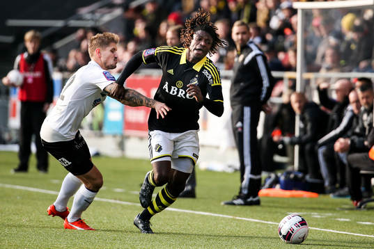 s Mohamed Bangura tar sig förbi en Örebros spelare