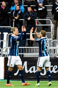 Djurgårdens Sebastian Andersson jublar ihop med Stefan