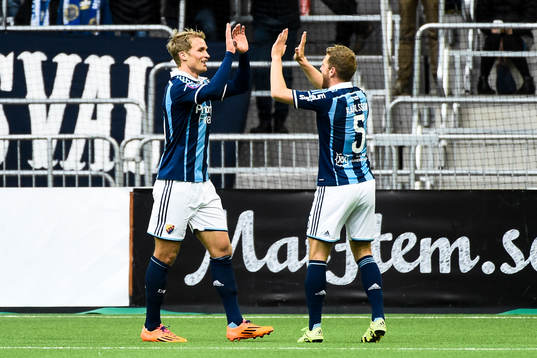 Djurgårdens Sebastian Andersson jublar ihop med Stefan